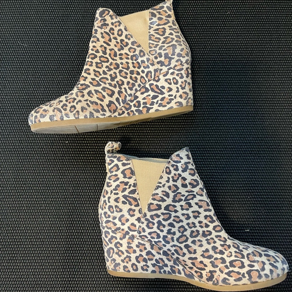 Toms cheetah print Kelsey wedges heeled slip on booties size 10